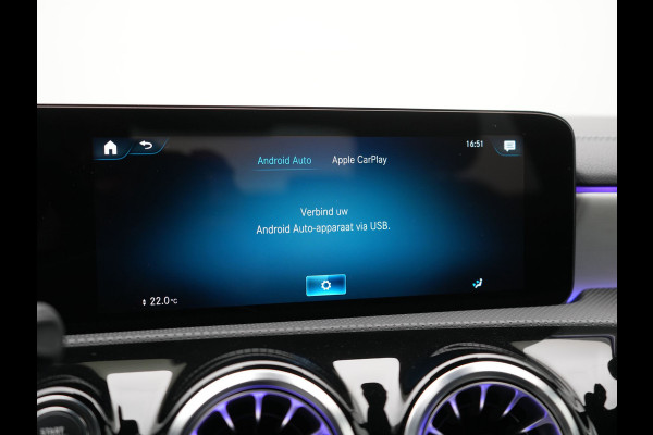 Mercedes-Benz A-Klasse 250 e AMG Line PHEV 218pk Dealer O.H. | Adaptive Cruise | Multi Beam LED | Camera | Sfeerverlichting | Lederen Sportstoelen Verwarmd | Widescreen Navi | Apple Carplay | Keyless | Blis | Navigatie | DAB | Plug In Hybrid |