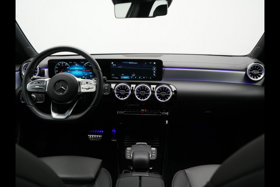 Mercedes-Benz A-Klasse 250 e AMG Line PHEV 218pk Dealer O.H. | Adaptive Cruise | Multi Beam LED | Camera | Sfeerverlichting | Lederen Sportstoelen Verwarmd | Widescreen Navi | Apple Carplay | Keyless | Blis | Navigatie | DAB | Plug In Hybrid |