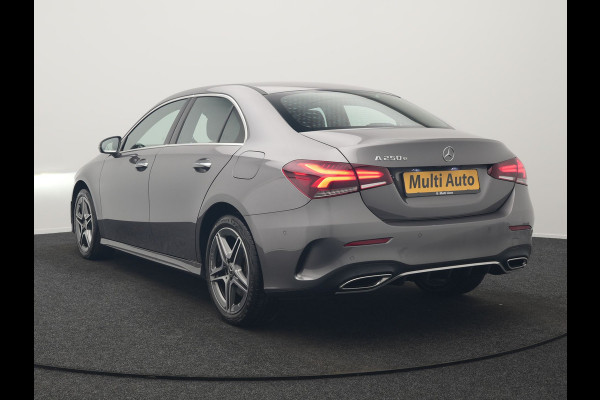 Mercedes-Benz A-Klasse 250 e AMG Line PHEV 218pk Dealer O.H. | Adaptive Cruise | Multi Beam LED | Camera | Sfeerverlichting | Lederen Sportstoelen Verwarmd | Widescreen Navi | Apple Carplay | Keyless | Blis | Navigatie | DAB | Plug In Hybrid |