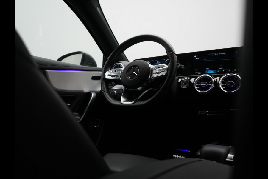 Mercedes-Benz A-Klasse 250 e AMG Line PHEV 218pk Dealer O.H. | Adaptive Cruise | Multi Beam LED | Camera | Sfeerverlichting | Lederen Sportstoelen Verwarmd | Widescreen Navi | Apple Carplay | Keyless | Blis | Navigatie | DAB | Plug In Hybrid |