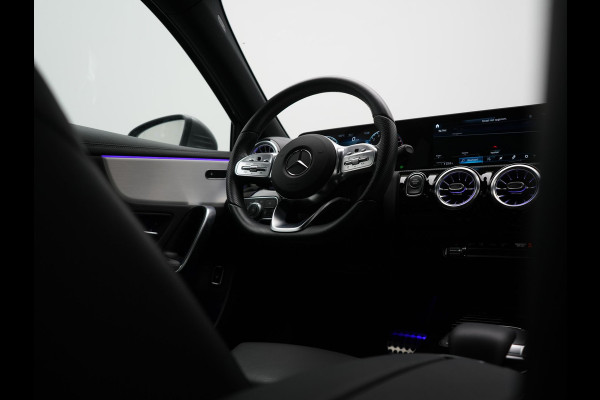 Mercedes-Benz A-Klasse 250 e AMG Line PHEV 218pk Dealer O.H. | Adaptive Cruise | Multi Beam LED | Camera | Sfeerverlichting | Lederen Sportstoelen Verwarmd | Widescreen Navi | Apple Carplay | Keyless | Blis | Navigatie | DAB | Plug In Hybrid |