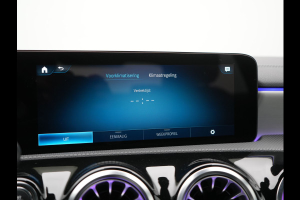 Mercedes-Benz A-Klasse 250 e AMG Line PHEV 218pk Dealer O.H. | Adaptive Cruise | Multi Beam LED | Camera | Sfeerverlichting | Lederen Sportstoelen Verwarmd | Widescreen Navi | Apple Carplay | Keyless | Blis | Navigatie | DAB | Plug In Hybrid |