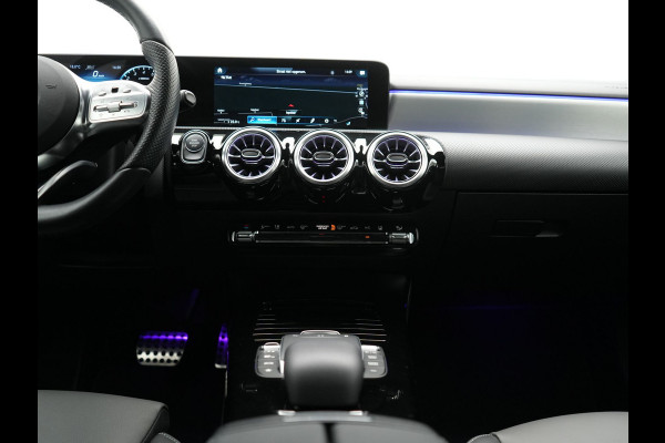 Mercedes-Benz A-Klasse 250 e AMG Line PHEV 218pk Dealer O.H. | Adaptive Cruise | Multi Beam LED | Camera | Sfeerverlichting | Lederen Sportstoelen Verwarmd | Widescreen Navi | Apple Carplay | Keyless | Blis | Navigatie | DAB | Plug In Hybrid |