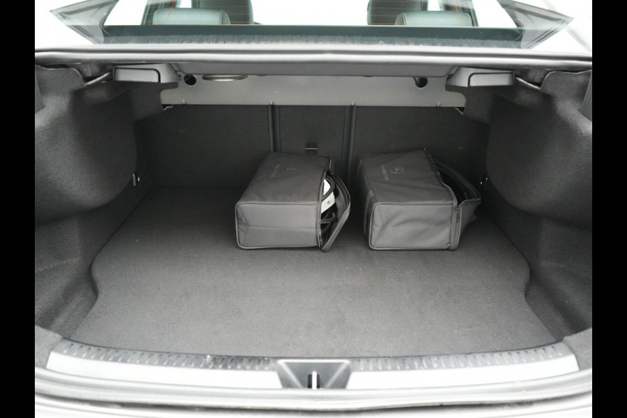 Mercedes-Benz A-Klasse 250 e AMG Line PHEV 218pk Dealer O.H. | Adaptive Cruise | Multi Beam LED | Camera | Sfeerverlichting | Lederen Sportstoelen Verwarmd | Widescreen Navi | Apple Carplay | Keyless | Blis | Navigatie | DAB | Plug In Hybrid |