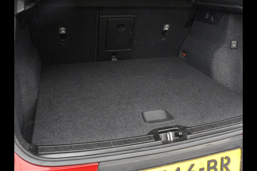 Volvo XC40 Recharge P8 AWD R-Design | SOH 92% | Stoel & stuurverwarming | Trekhaak | Warmtepomp | Leder/Alcantara | Carplay | Navigatie | Adaptive cruise | Keyless | Navigatie