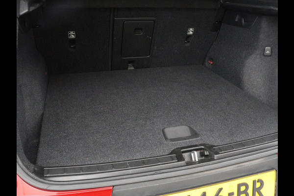 Volvo XC40 Recharge P8 AWD R-Design | SOH 92% | Stoel & stuurverwarming | Trekhaak | Warmtepomp | Leder/Alcantara | Carplay | Navigatie | Adaptive cruise | Keyless | Navigatie