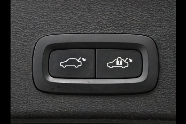 Volvo XC40 Recharge P8 AWD R-Design | SOH 92% | Stoel & stuurverwarming | Trekhaak | Warmtepomp | Leder/Alcantara | Carplay | Navigatie | Adaptive cruise | Keyless | Navigatie