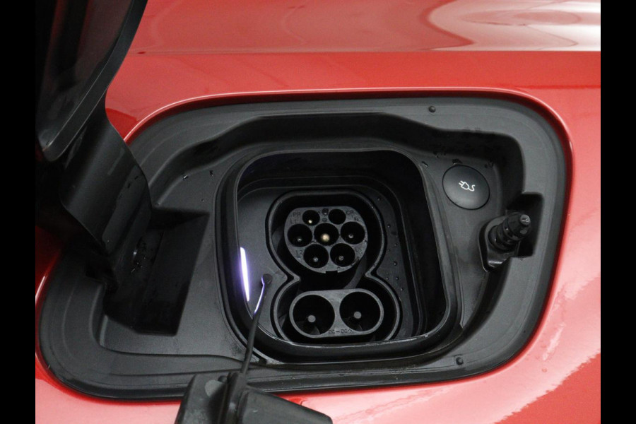 Volvo XC40 Recharge P8 AWD R-Design | SOH 92% | Stoel & stuurverwarming | Trekhaak | Warmtepomp | Leder/Alcantara | Carplay | Navigatie | Adaptive cruise | Keyless | Navigatie