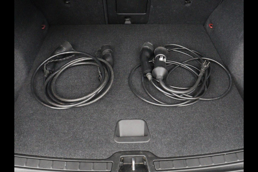 Volvo XC40 Recharge P8 AWD R-Design | SOH 92% | Stoel & stuurverwarming | Trekhaak | Warmtepomp | Leder/Alcantara | Carplay | Navigatie | Adaptive cruise | Keyless | Navigatie