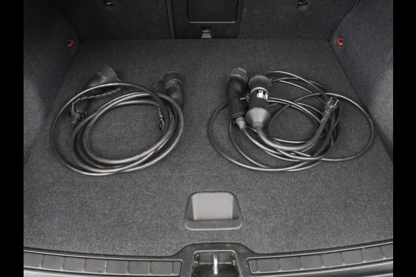 Volvo XC40 Recharge P8 AWD R-Design | SOH 92% | Stoel & stuurverwarming | Trekhaak | Warmtepomp | Leder/Alcantara | Carplay | Navigatie | Adaptive cruise | Keyless | Navigatie