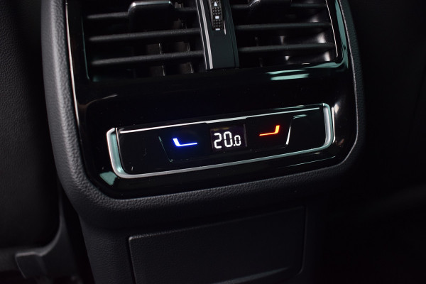 Volkswagen Passat 1.5 TSI 150pk DSG R-Line | Pano | Trekhaak | 360 camera