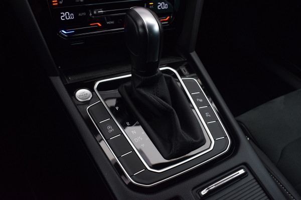 Volkswagen Passat 1.5 TSI 150pk DSG R-Line | Pano | Trekhaak | 360 camera