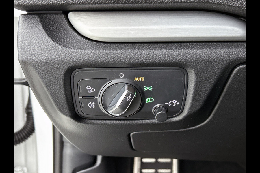 Audi A3 Sportback 1.5 TFSI CoD Sport S Line Edition(NL-auto, Goed onderH, NAvi, StoelV, Leder, Parkeersensoren V+A, Keyless, Etc)