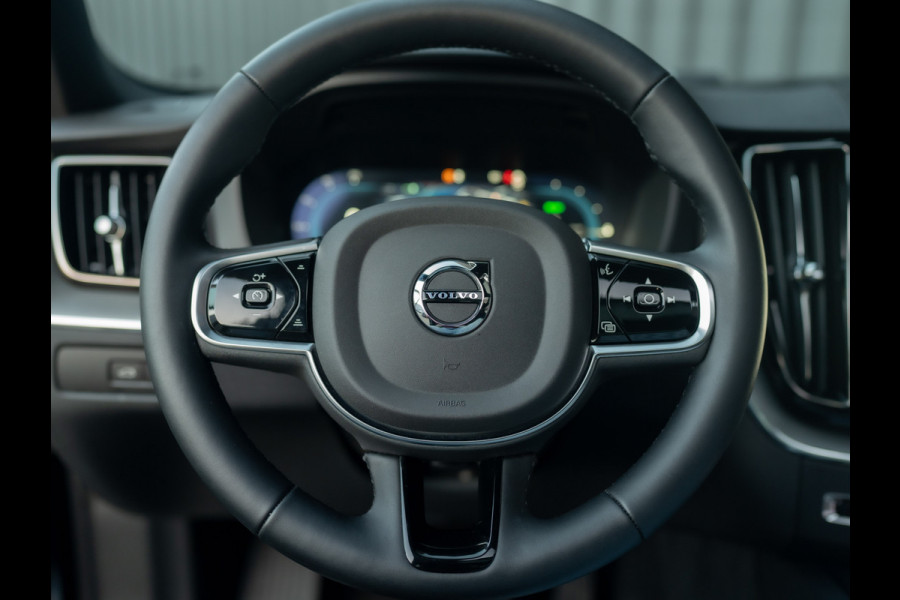 Volvo XC60 2.0 T6 Plug-in hybrid AWD Plus Dark | 360 Camera | Harman/Kardon | Trekhaak | Panodak | Dodehoek sensoren | Prijs Rijklaar!!