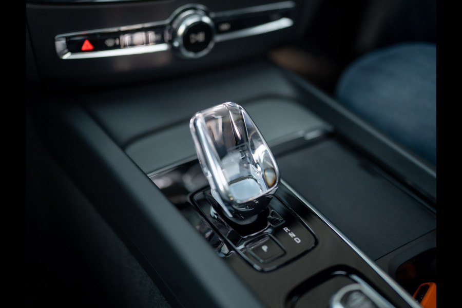 Volvo XC60 2.0 T6 Plug-in hybrid AWD Plus Dark | 360 Camera | Harman/Kardon | Trekhaak | Panodak | Dodehoek sensoren | Prijs Rijklaar!!