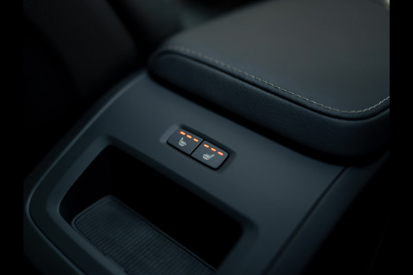 Volvo XC60 2.0 T6 Plug-in hybrid AWD Plus Dark | 360 Camera | Harman/Kardon | Trekhaak | Panodak | Dodehoek sensoren | Prijs Rijklaar!!