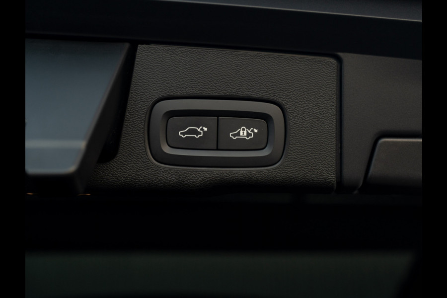 Volvo XC60 2.0 T6 Plug-in hybrid AWD Plus Dark | 360 Camera | Harman/Kardon | Trekhaak | Panodak | Dodehoek sensoren | Prijs Rijklaar!!