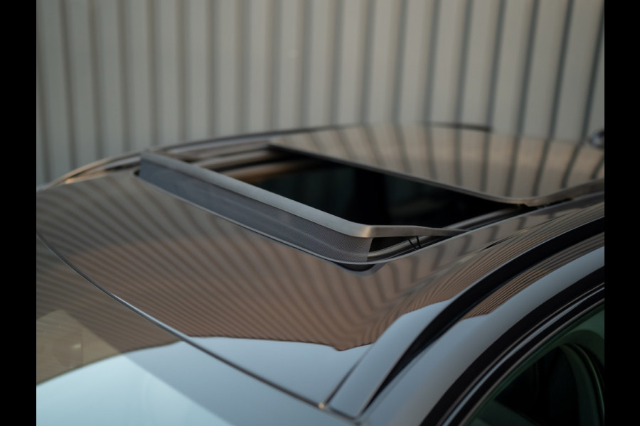 Volvo XC60 2.0 T6 Plug-in hybrid AWD Plus Dark | 360 Camera | Harman/Kardon | Trekhaak | Panodak | Dodehoek sensoren | Prijs Rijklaar!!