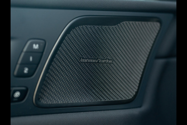 Volvo XC60 2.0 T6 Plug-in hybrid AWD Plus Dark | 360 Camera | Harman/Kardon | Trekhaak | Panodak | Dodehoek sensoren | Prijs Rijklaar!!