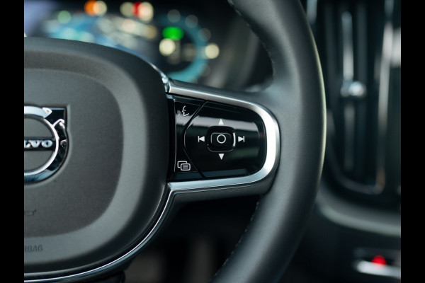 Volvo XC60 2.0 T6 Plug-in hybrid AWD Plus Dark | 360 Camera | Harman/Kardon | Trekhaak | Panodak | Dodehoek sensoren | Prijs Rijklaar!!