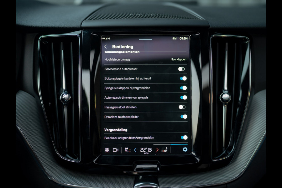 Volvo XC60 2.0 T6 Plug-in hybrid AWD Plus Dark | 360 Camera | Harman/Kardon | Trekhaak | Panodak | Dodehoek sensoren | Prijs Rijklaar!!