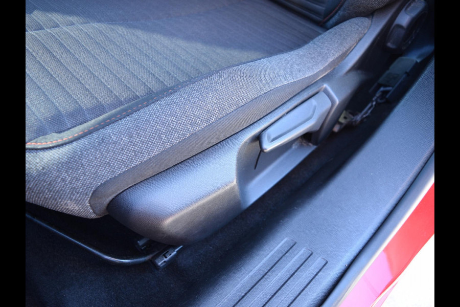 Peugeot e-2008 EV Active 50 kWh SOH 92% | NAVI & CARPLAY | CAMERA MET SENSOREN | E.C.C. |