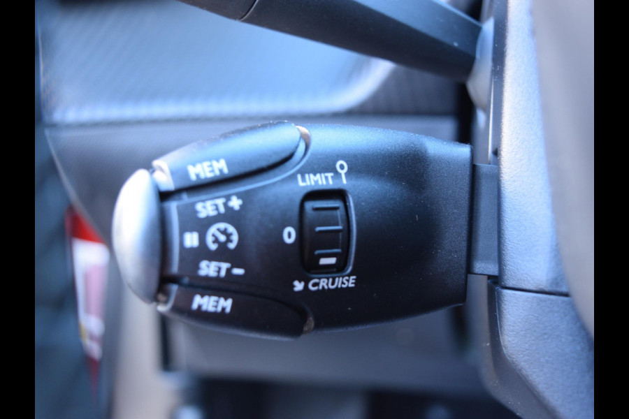 Peugeot e-2008 EV Active 50 kWh SOH 92% | NAVI & CARPLAY | CAMERA MET SENSOREN | E.C.C. |