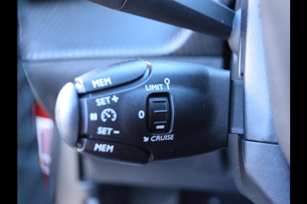 Peugeot e-2008 EV Active 50 kWh SOH 92% | NAVI & CARPLAY | CAMERA MET SENSOREN | E.C.C. |