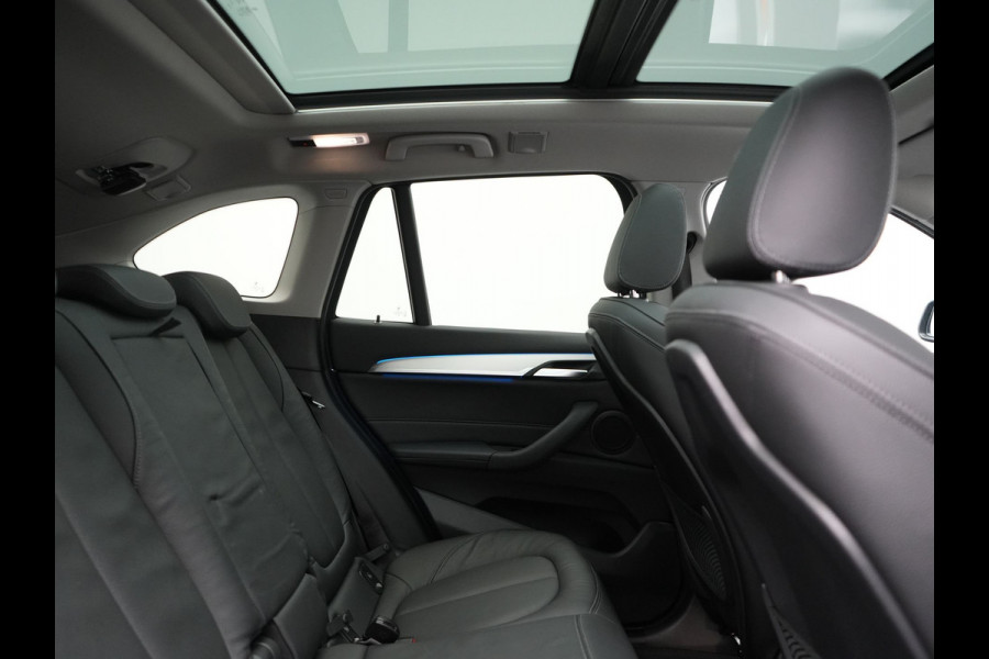 BMW X1 xDrive25e X Line PHEV 221pk Dealer O.H. | Panodak | Head Up | Camera | Sfeerverlichting | Sportstoelen & Stuur Verwarmd | Apple Carplay | Keyless | Navigatie | Cruise Control | DAB | Plug In Hybrid |