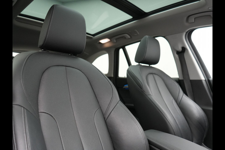 BMW X1 xDrive25e X Line PHEV 221pk Dealer O.H. | Panodak | Head Up | Camera | Sfeerverlichting | Sportstoelen & Stuur Verwarmd | Apple Carplay | Keyless | Navigatie | Cruise Control | DAB | Plug In Hybrid |