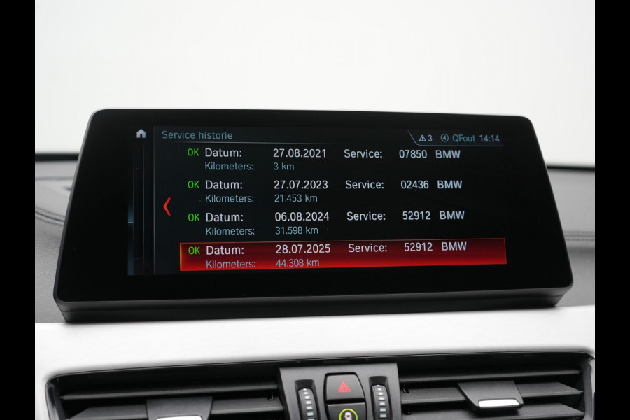 BMW X1 xDrive25e X Line PHEV 221pk Dealer O.H. | Panodak | Head Up | Camera | Sfeerverlichting | Sportstoelen & Stuur Verwarmd | Apple Carplay | Keyless | Navigatie | Cruise Control | DAB | Plug In Hybrid |