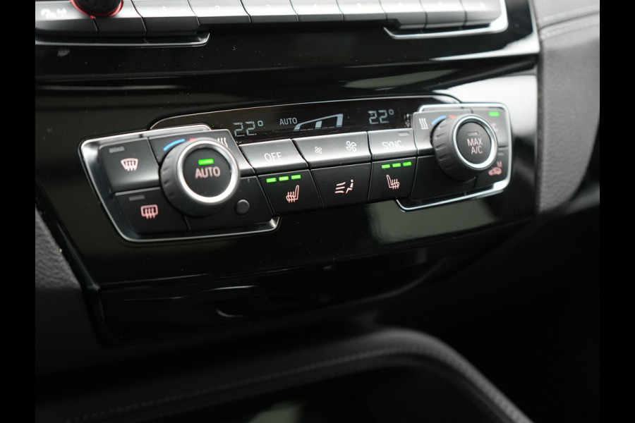 BMW X1 xDrive25e X Line PHEV 221pk Dealer O.H. | Panodak | Head Up | Camera | Sfeerverlichting | Sportstoelen & Stuur Verwarmd | Apple Carplay | Keyless | Navigatie | Cruise Control | DAB | Plug In Hybrid |