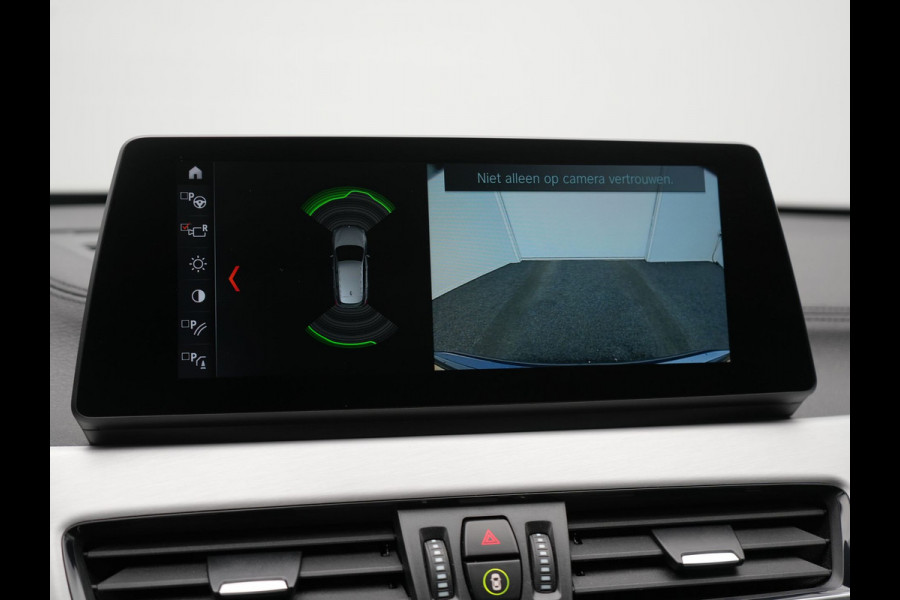 BMW X1 xDrive25e X Line PHEV 221pk Dealer O.H. | Panodak | Head Up | Camera | Sfeerverlichting | Sportstoelen & Stuur Verwarmd | Apple Carplay | Keyless | Navigatie | Cruise Control | DAB | Plug In Hybrid |