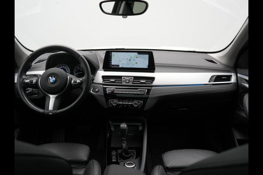 BMW X1 xDrive25e X Line PHEV 221pk Dealer O.H. | Panodak | Head Up | Camera | Sfeerverlichting | Sportstoelen & Stuur Verwarmd | Apple Carplay | Keyless | Navigatie | Cruise Control | DAB | Plug In Hybrid |