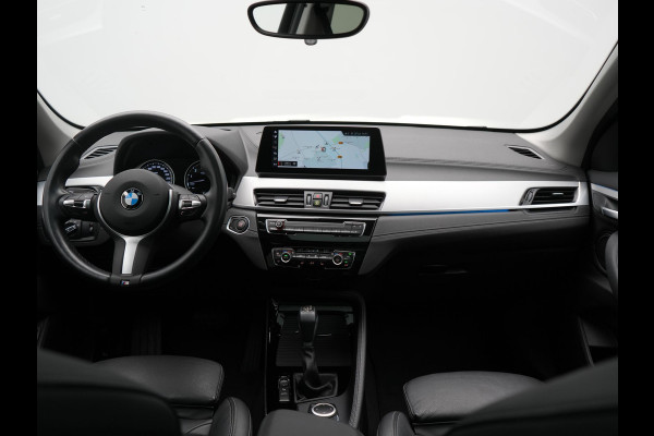 BMW X1 xDrive25e X Line PHEV 221pk Dealer O.H. | Panodak | Head Up | Camera | Sfeerverlichting | Sportstoelen & Stuur Verwarmd | Apple Carplay | Keyless | Navigatie | Cruise Control | DAB | Plug In Hybrid |