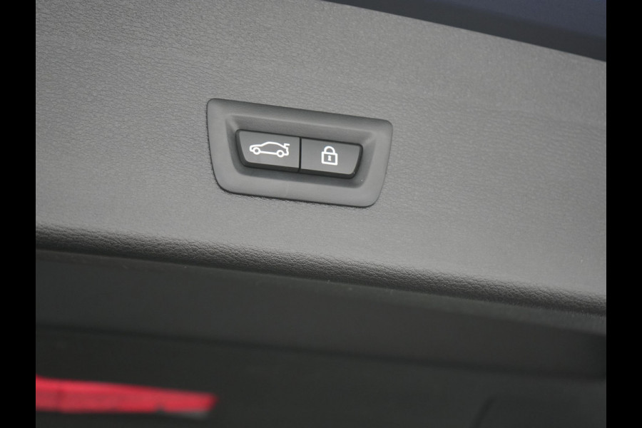 BMW X1 xDrive25e X Line PHEV 221pk Dealer O.H. | Panodak | Head Up | Camera | Sfeerverlichting | Sportstoelen & Stuur Verwarmd | Apple Carplay | Keyless | Navigatie | Cruise Control | DAB | Plug In Hybrid |