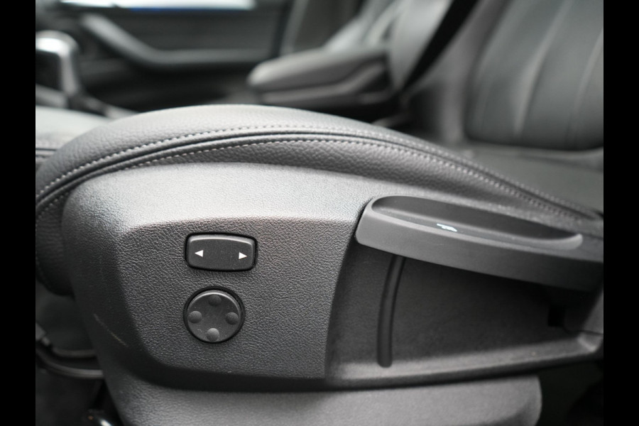 BMW X1 xDrive25e X Line PHEV 221pk Dealer O.H. | Panodak | Head Up | Camera | Sfeerverlichting | Sportstoelen & Stuur Verwarmd | Apple Carplay | Keyless | Navigatie | Cruise Control | DAB | Plug In Hybrid |