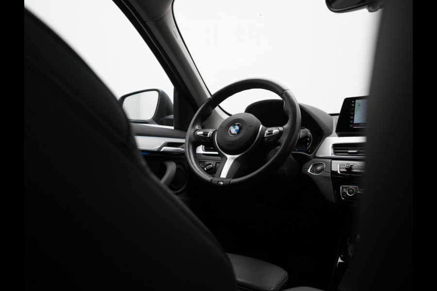 BMW X1 xDrive25e X Line PHEV 221pk Dealer O.H. | Panodak | Head Up | Camera | Sfeerverlichting | Sportstoelen & Stuur Verwarmd | Apple Carplay | Keyless | Navigatie | Cruise Control | DAB | Plug In Hybrid |