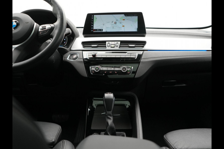 BMW X1 xDrive25e X Line PHEV 221pk Dealer O.H. | Panodak | Head Up | Camera | Sfeerverlichting | Sportstoelen & Stuur Verwarmd | Apple Carplay | Keyless | Navigatie | Cruise Control | DAB | Plug In Hybrid |