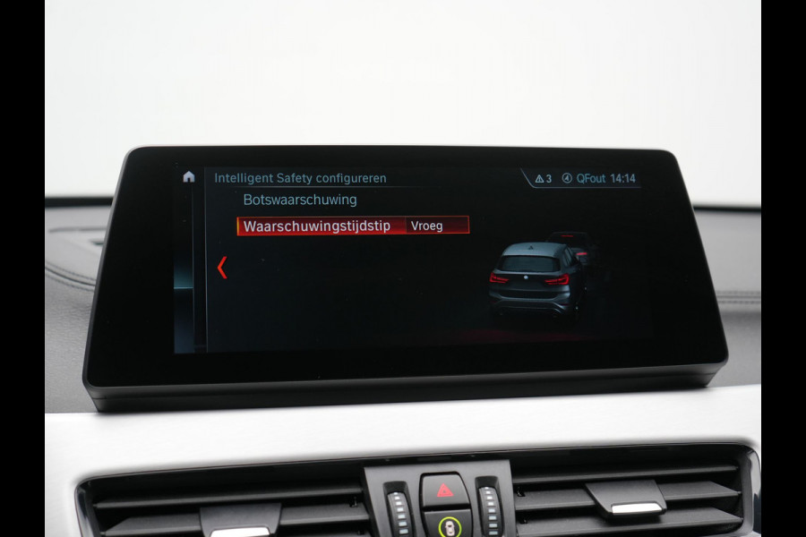 BMW X1 xDrive25e X Line PHEV 221pk Dealer O.H. | Panodak | Head Up | Camera | Sfeerverlichting | Sportstoelen & Stuur Verwarmd | Apple Carplay | Keyless | Navigatie | Cruise Control | DAB | Plug In Hybrid |