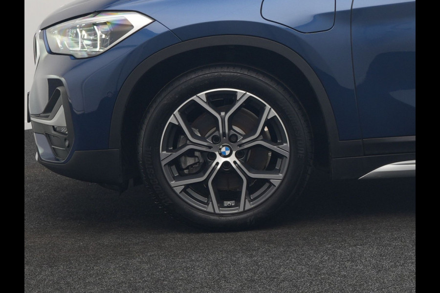 BMW X1 xDrive25e X Line PHEV 221pk Dealer O.H. | Panodak | Head Up | Camera | Sfeerverlichting | Sportstoelen & Stuur Verwarmd | Apple Carplay | Keyless | Navigatie | Cruise Control | DAB | Plug In Hybrid |