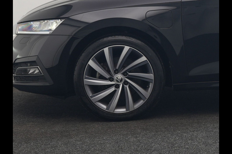 Škoda Octavia Combi 1.4 TSI iV Business Edition Plus PHEV 204pk Dealer O.H. | Trekhaak Afn. | Panodak | Head Up | Adaptive Cruise | Sfeerverlichting | Sportstoelen Memory & Verwarmd | Keyless | Blis | Crystal LED | Navigatie | DAB | Plug In Hybrid |