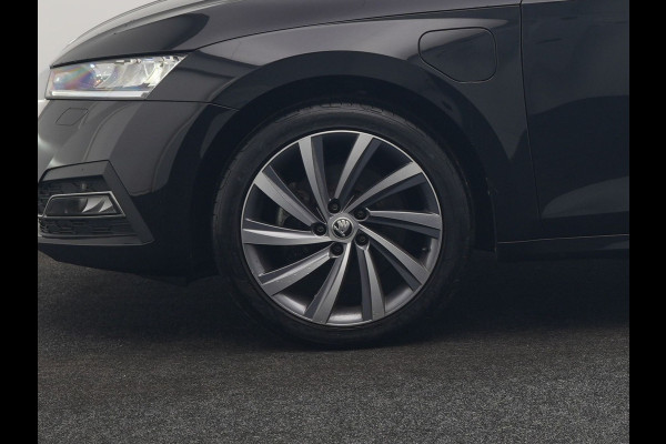 Škoda Octavia Combi 1.4 TSI iV Business Edition Plus PHEV 204pk Dealer O.H. | Trekhaak Afn. | Panodak | Head Up | Adaptive Cruise | Sfeerverlichting | Sportstoelen Memory & Verwarmd | Keyless | Blis | Crystal LED | Navigatie | DAB | Plug In Hybrid |