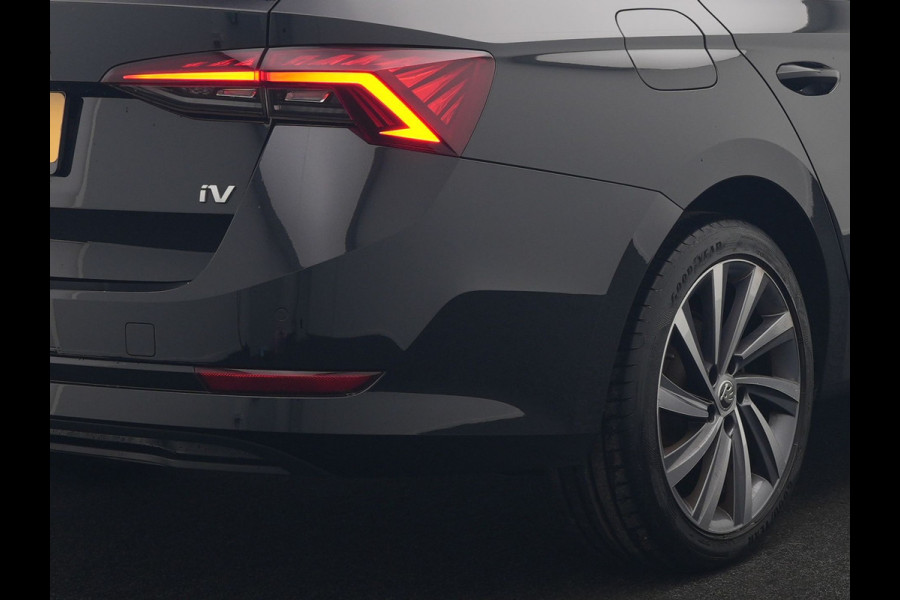 Škoda Octavia Combi 1.4 TSI iV Business Edition Plus PHEV 204pk Dealer O.H. | Trekhaak Afn. | Panodak | Head Up | Adaptive Cruise | Sfeerverlichting | Sportstoelen Memory & Verwarmd | Keyless | Blis | Crystal LED | Navigatie | DAB | Plug In Hybrid |