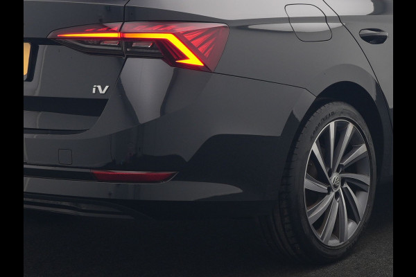 Škoda Octavia Combi 1.4 TSI iV Business Edition Plus PHEV 204pk Dealer O.H. | Trekhaak Afn. | Panodak | Head Up | Adaptive Cruise | Sfeerverlichting | Sportstoelen Memory & Verwarmd | Keyless | Blis | Crystal LED | Navigatie | DAB | Plug In Hybrid |