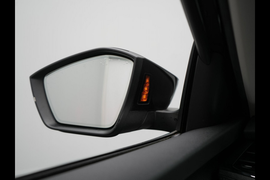 Škoda Octavia Combi 1.4 TSI iV Business Edition Plus PHEV 204pk Dealer O.H. | Trekhaak Afn. | Panodak | Head Up | Adaptive Cruise | Sfeerverlichting | Sportstoelen Memory & Verwarmd | Keyless | Blis | Crystal LED | Navigatie | DAB | Plug In Hybrid |