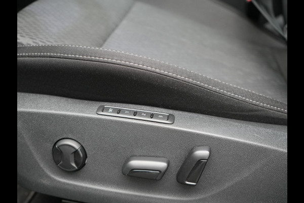 Škoda Octavia Combi 1.4 TSI iV Business Edition Plus PHEV 204pk Dealer O.H. | Trekhaak Afn. | Panodak | Head Up | Adaptive Cruise | Sfeerverlichting | Sportstoelen Memory & Verwarmd | Keyless | Blis | Crystal LED | Navigatie | DAB | Plug In Hybrid |
