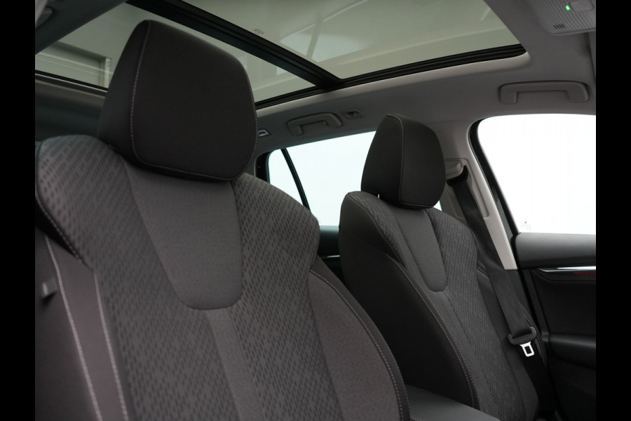 Škoda Octavia Combi 1.4 TSI iV Business Edition Plus PHEV 204pk Dealer O.H. | Trekhaak Afn. | Panodak | Head Up | Adaptive Cruise | Sfeerverlichting | Sportstoelen Memory & Verwarmd | Keyless | Blis | Crystal LED | Navigatie | DAB | Plug In Hybrid |