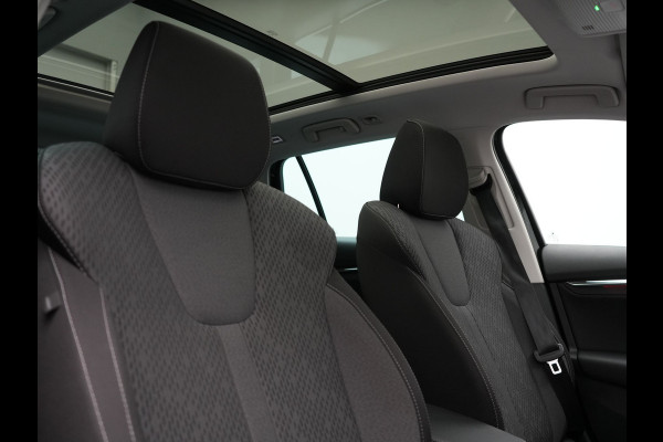 Škoda Octavia Combi 1.4 TSI iV Business Edition Plus PHEV 204pk Dealer O.H. | Trekhaak Afn. | Panodak | Head Up | Adaptive Cruise | Sfeerverlichting | Sportstoelen Memory & Verwarmd | Keyless | Blis | Crystal LED | Navigatie | DAB | Plug In Hybrid |