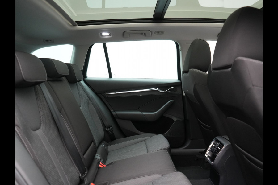 Škoda Octavia Combi 1.4 TSI iV Business Edition Plus PHEV 204pk Dealer O.H. | Trekhaak Afn. | Panodak | Head Up | Adaptive Cruise | Sfeerverlichting | Sportstoelen Memory & Verwarmd | Keyless | Blis | Crystal LED | Navigatie | DAB | Plug In Hybrid |